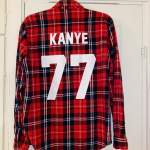 LES (ART)ISTS Kanye West Flanellskjorta strl.M - Säljer denna pga den inte passar mig längre.            Skjortan är riktigt skön och känns definitivt ”dyrare”. Använd Max 10ggr!                                                Nypris: 999kr 