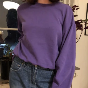 Lila tröja - Oversized lila tröja, superskönt material använd ett fåtal gånger! Hör av er vid intresse!!