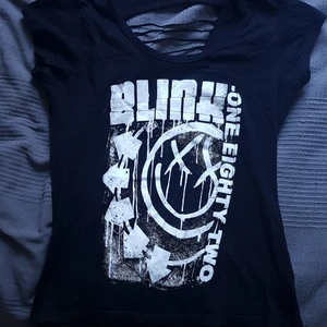 Blink-182 tröja - Blink-182 t-shit med hål i ryggen, syns på bild två. Har ett vitt papper så hålen ska synas bättre, tröjan är bara svart med vitt tryck! Den är använd en gång då jag ej var bekväm i den så priset är diskuterbart!
