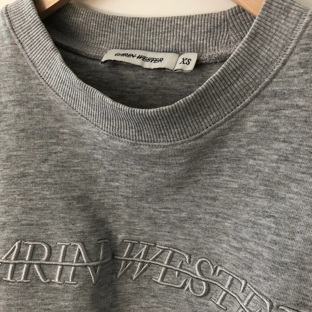 En ljusgrå Carin Wester tröja ursprungligen köpt för 400kr. Den är i bra skick men säljer för att den inte kommer till användning. . Tröjor & Koftor.