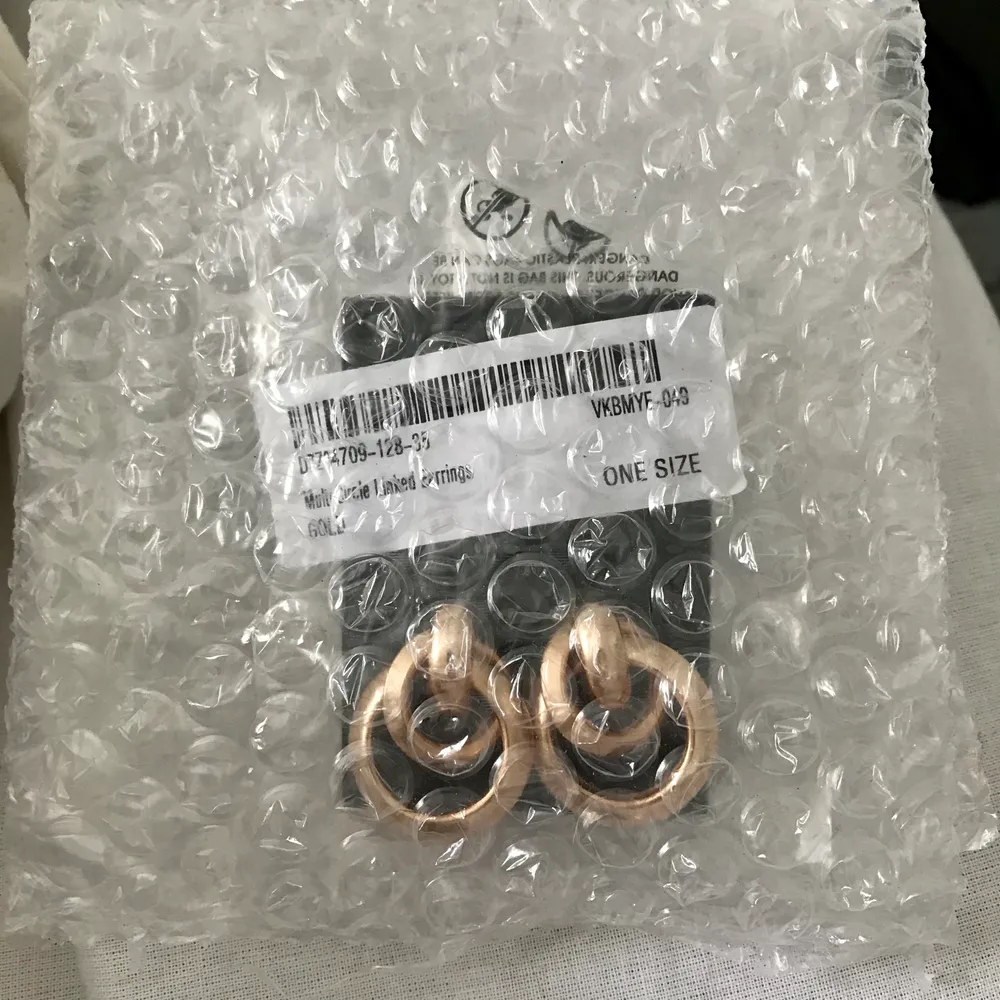 Helt nya Guldiga örhängen från boohoo, när jag beställde dom trodde jag de va väldigt små men de var större ön vad jag trodde därav säljer jag de. (tycker inte jag passar i större örhängen) Örhängerna kommer skickas i orginalförpackninen. Accessoarer.