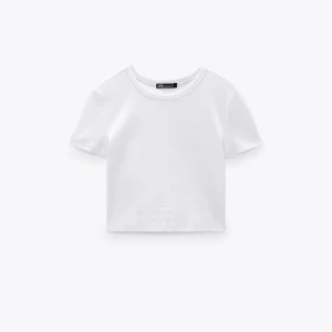 Vit kort topp - Basic vit tröja, slutar över naveln! Helt oanvänd. Frakt tillkommer.💕