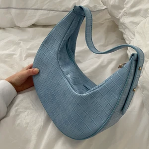 Superfin blå väska - Blå väska från Boohoo. Säljer då den inte kommer till användning. Kolla gärna in mina andra annonser!🤍🐻☁️🤎