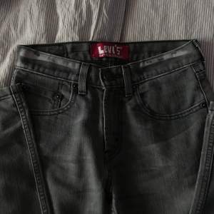 Säljer ett par gråa Levis jeans som jag köpt här på Plick som tyvärr va lite för små för mig. Jättesnygg rak modell.☺️