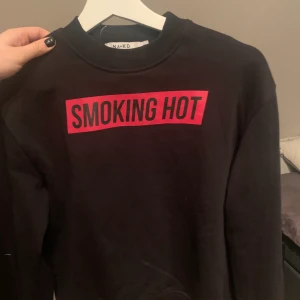 NaKd sweatshirt  - Snygg sweatshirt från NaKd med trycket ”SMOKING HOT” Fint skick, inga defekter. Strl XS men passar mig som har S/M. 100kr