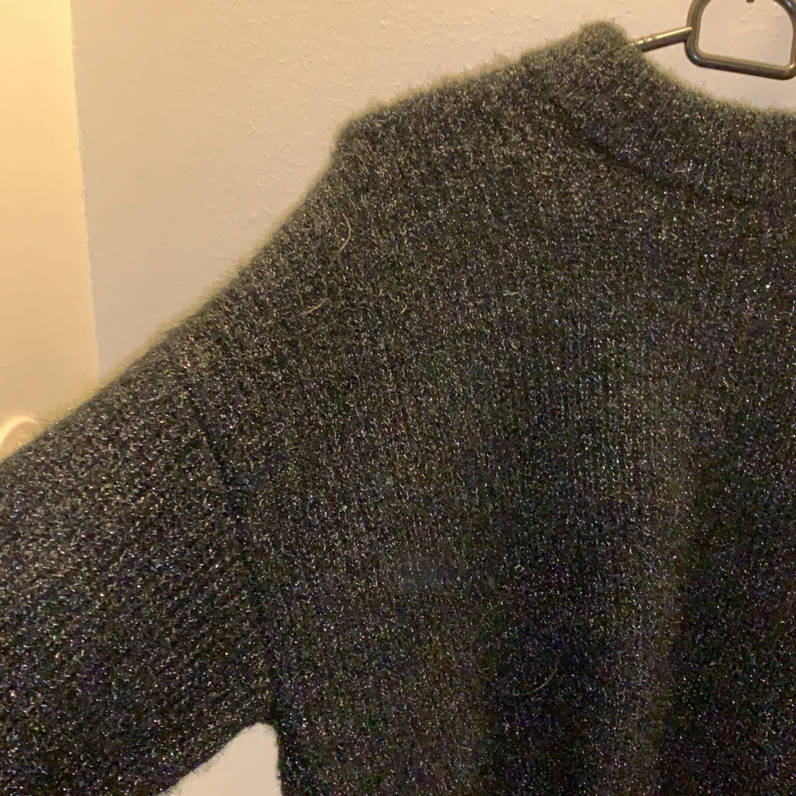 Svart tröja med glitter i sig  - 90