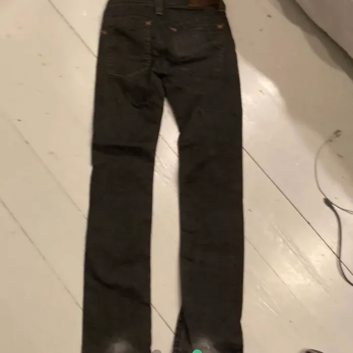 lågmidjade lee bootcut jeans i mörkgrått! jättesnygga men för långa på mig (jag är 165 cm). Perfekt skick förutom lite slitningar vid hälarna! inköptes second hand. 💘. Jeans & Byxor.