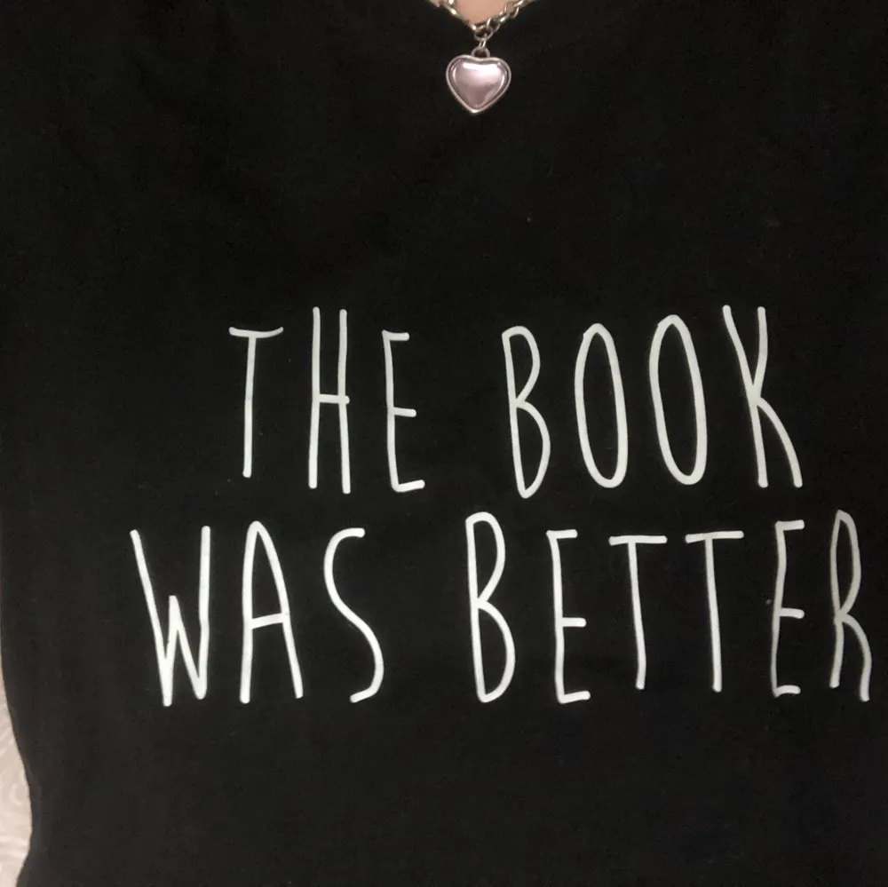 Svart T-shirt med texten ”The book was better”. Har passformen som en vanlig dam T-shirt. Frakt tillkommer!🌸. T-shirts.