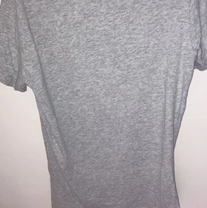 Grå Calvin Klein T-Shirt - Knappt använd
