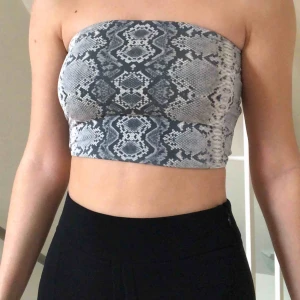  - Ormskinns-topp från bershka!! Passar dig som bär XS - mycket bra skick! Du som köpare står för frakten❤️❤️❤️