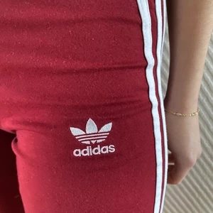 Adidas leggins  - Vinröda Adidas originals leggings, strl 34 