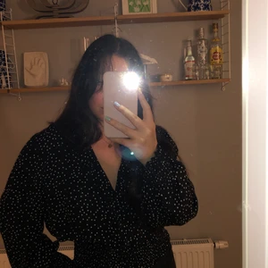 Prickig Blus - JÄTTEFIN prickig blus från Bik Bok. Den är i st XL, men är väldigt fin på även någon från S, M, L och XL.  Skicka ett DM eller skriv i kommentarsfältet 🌸