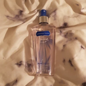Victoria's secret diamond dust - Victoria's secret luminous touch with diamond dust parfym. Lite använd. Luktar jätte gott!💜👍Buda i komentarsfältet!
