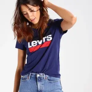 Blå levi’s tröja i storlek S❤️ Fint skick