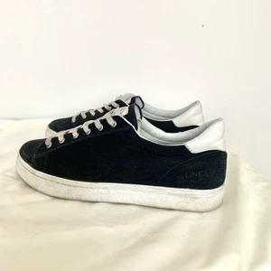 Sneakers från Linear/ storlek 40/ äkta skinn/ nyskick - Sneakers från Dinskos premiummärke Linear i mörkblått. Skorna är i äkta skinn/ mocka och är endast använda två gånger. Storlek 40, men passar även 39. Nypris 800 kronor. Kan postas! 