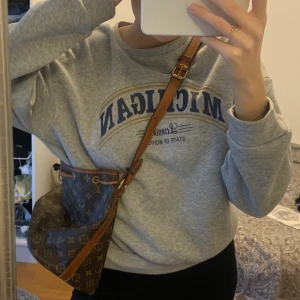 College Tröja - Superfin college tröja, Aldrig använd då jag köpte två likadana därav säljer jag! Världens finaste tryck och super skönt material! Storlek M men jag har vanligtvis S och på mig sitter den super snyggt, lite oversized look! ❤️❤️ Frakten kostar 63kr Kolla gärna in mina andra annonser! Superfina Braletter och annat ✨❤️🥰