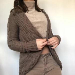 Brun kofta - Snygg brun stickad kofta! Passar till så mycket, brunare i verkligheten men gick inte att få till bra bilder. Skriv privat vid intresse. Köpare betalar frakt 