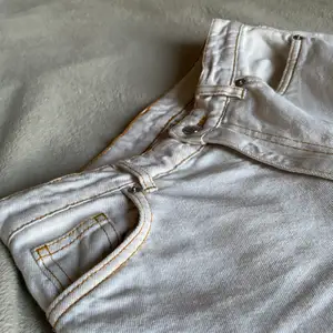 Supersnygga jeans från Monki i den populära modellen Taiki! Jag har alltid och kommer alltid älska Monkis byxor, men dessa har tyvärr blivit för små :/ De är i ett bekvämt material och har raka ben, funkar lika bra till en bandtischa som en silkig blus 🥰