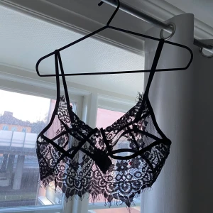 Fransig bralette  - Enkel svart bralette i spets med ”fransar” nedtill ✨ passar bäst på någon med mindre byst då den inte ger något stöd utan mest är fin! Snygg på fest under en blus eller skjorta som visar upp den fina spetsen 🥰