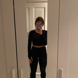 Svart Träningssett (topp och tights) - Träningssett (topp och tights) storlek M. Enbart testade och original påse medföljer! 