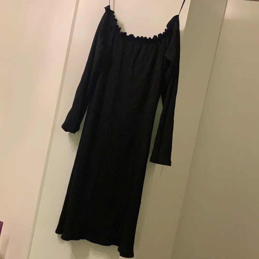 Oanvänd svart klänning, säljs för den är för liten för mig. Långärmad. Axelbandslös klänning med 3/4 armar. Klänningens längd sträcker sig precis ovanför knäna. . Klänningar.