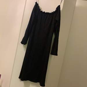 Oanvänd svart klänning, säljs för den är för liten för mig. Långärmad. Axelbandslös klänning med 3/4 armar. Klänningens längd sträcker sig precis ovanför knäna. 