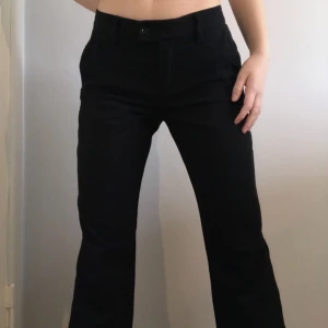 Lågmidjade Bootcut/Raka Kostymbyxor  - 🌍JAG BJUDER PÅ FRAKTEN🌏 Ett par superfina lågmidjade kostymbyxor från Esprit som egentligen ska sitta lite mer som en blandning av bootcut och raka. Säljer eftersom de är för stora på mig vilket är varför jag håller in midjan på första bilden, jag är normalt XXS/XS. Tveka inte på att skriva om du undrar något eller vill komma med eget prisförslag!