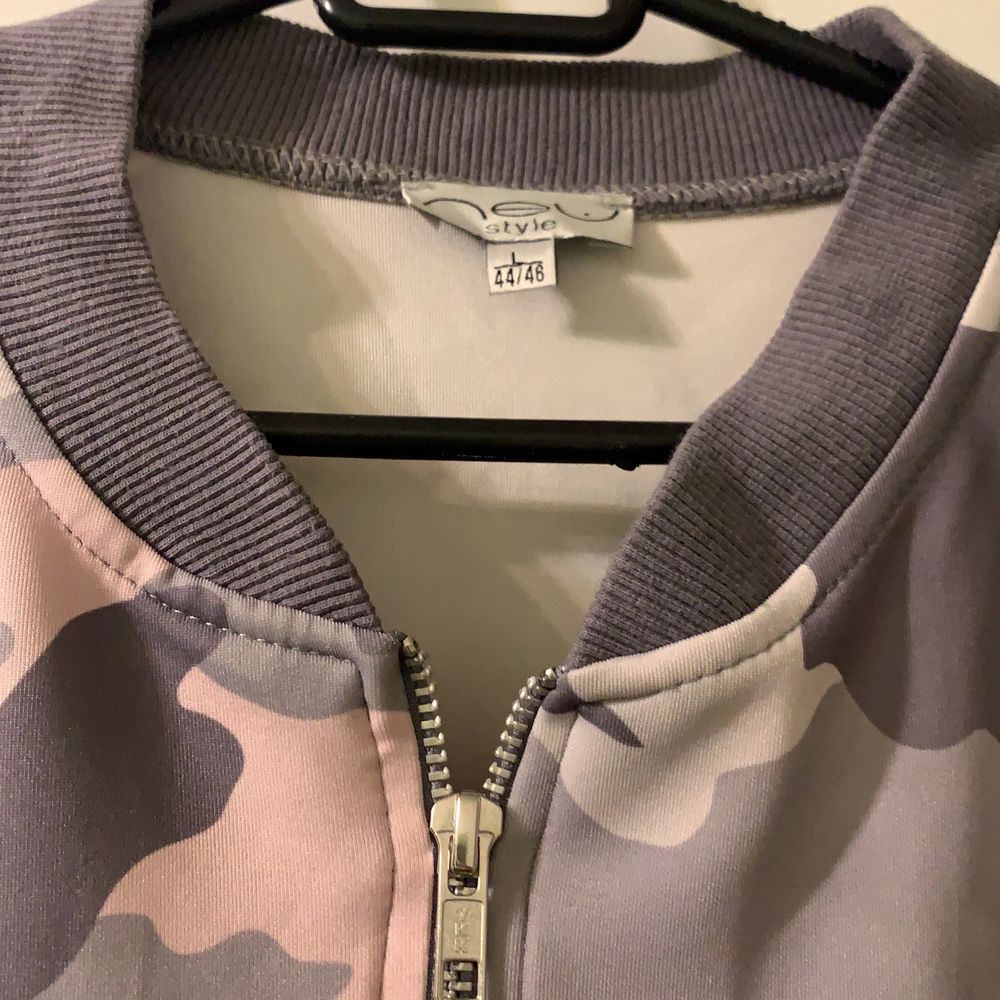 Camouflage tröja, med dragkedja. Rosa, grå och vit. Långärmad. Fin material . Tröjor & Koftor.