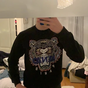 Kenzo Sweatshirt  - Skriv om ni vill ha fler bilder. Storleken är M men kan även passa S. Väldigt bra skick, inget fel alls på den