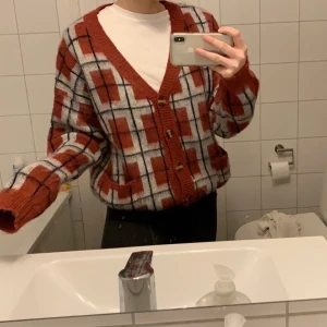 Kofta  - Jätte fin kofta. Storlek L men jag är en S så det beror helt på hur man vill att den ska sitta:) jätte fin och jätte bra kvalite men har bara aldrig kommit till användning🥰🥰