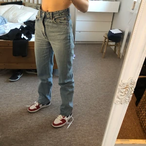 Weekday voyage jeans  - Skitsnygga raka och långa jeans från weekday i modellen voyage. Säljer då jag ej använder dem. Är 160cm. Nästan aldrig använda 💓💓