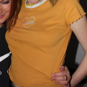 T-shirt - Gul t-shirt, lite kortare typ magtröja. 