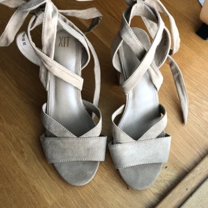 Beigea klackar 39 - Snygga beigea klackar i storlek 39 med snörning runt benen. Använda ca 2-3 gånger så fortfarande bra skick. Hämtas i Bro eller postas (fraktkostnad tillkommer).