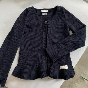 Odd Molly kofta - Jättefin kofta från Odd Molly i bra skick. Grovstickad i svart färg 