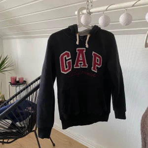 GAP HOODIE - Gap hoodie i storlek S, bra skick men lite nopprig. Passar även xs/m. BUD från 100 kr i kommentarerna eller privat 💕💕 (lägg endast bud om du vill köpa tröjan) HÖGSTA:120 + frakt