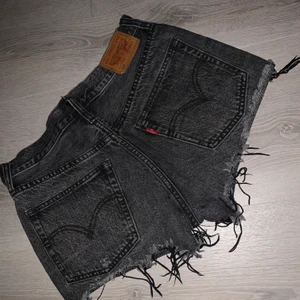 Gråa Levis jeansshorts  - Inköpt förra sommaren, använda fåtal gånger. Färgen är grå-svart. 