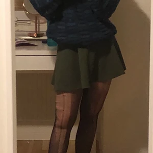 Militärgrön kjol  - Säljer denna militärgröna kjol då den blivit för liten. Ger lite tenniskjol vibbar och är superfin nu till våren!