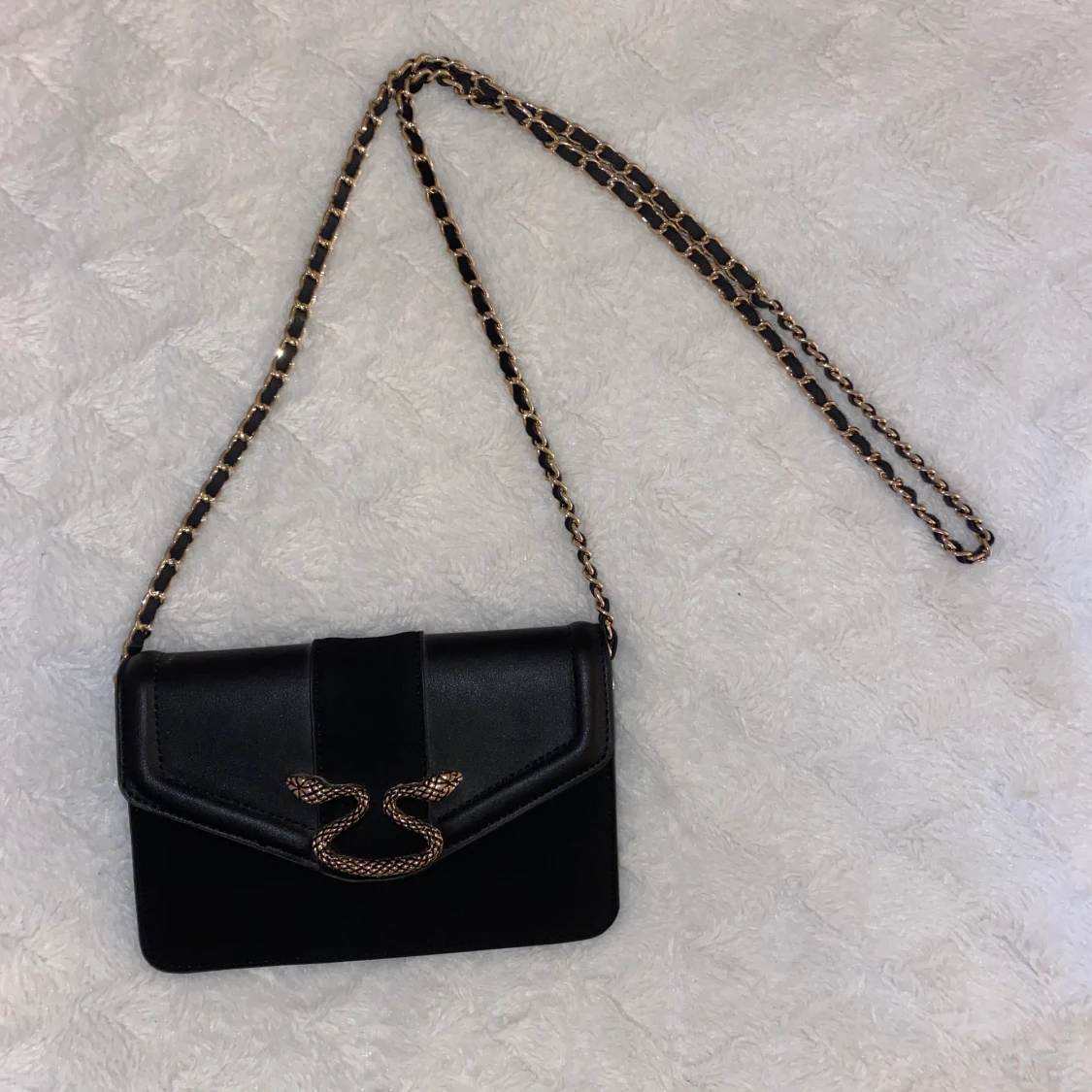 Väska med guldiga detaljer - 91