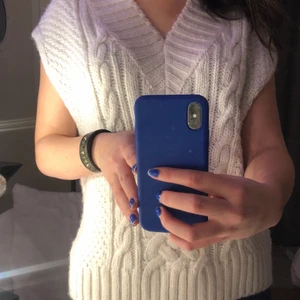 Väst - Vit väst, som man kan använda att ha över tröjor eller bara som den är. Knappt använd. Super skön och bra skick. Storlek XS men sitter mer som en S/M. Frakt tillkommer💕