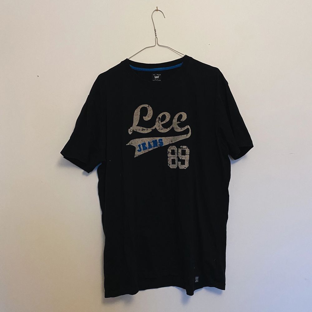 vintage tshirt från Lee med tryck. syns dåligt på bild men den är svart! knappt använd så i fint skick. skickas mot fraktkostnad, kan diskutera pris så var inte rädda för att höra av er :). T-shirts.