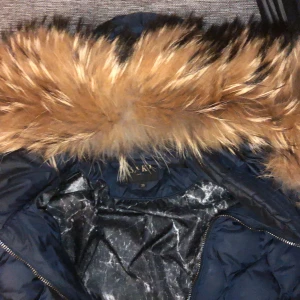 Saki jacka äkta päls - Saki jacka med äktapäls säljes, har haft den i ett år men vi köpte fel storlek men inget är sönder den är i bra skick köpte den för 6000kr och säljer för 3000kr men prisetkan diskuteras