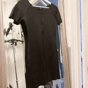  - Snygg t-shirt/kort klänning från Zara i väldigt stretchigt tyg!  Har in och ut vänd look! Använd 1 gång, som ny! Kan skickas eller hämtas hos mig på Kungsholmen, frakt kostar 42 kr 💌