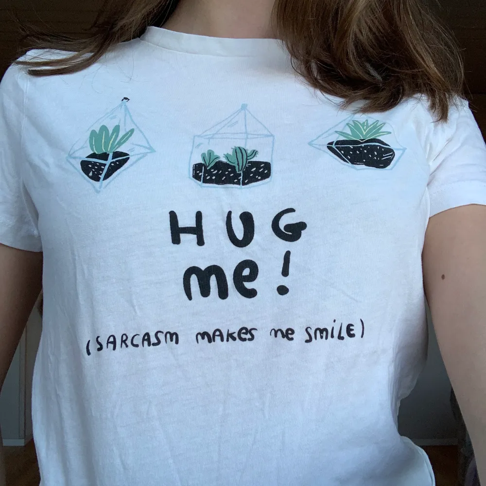 En vit sommar tröja med kaktus bilder och text på. Köpt från pull&bear.. T-shirts.
