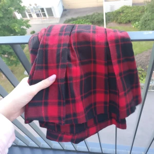 Kort rutig kjol - Sjukt snygg rutig kjol, hög i midjan med dragkedja och spänne. Magen blir väldigt platt i kjolen. Köpt från HM ✨ Frakt på 60:- 