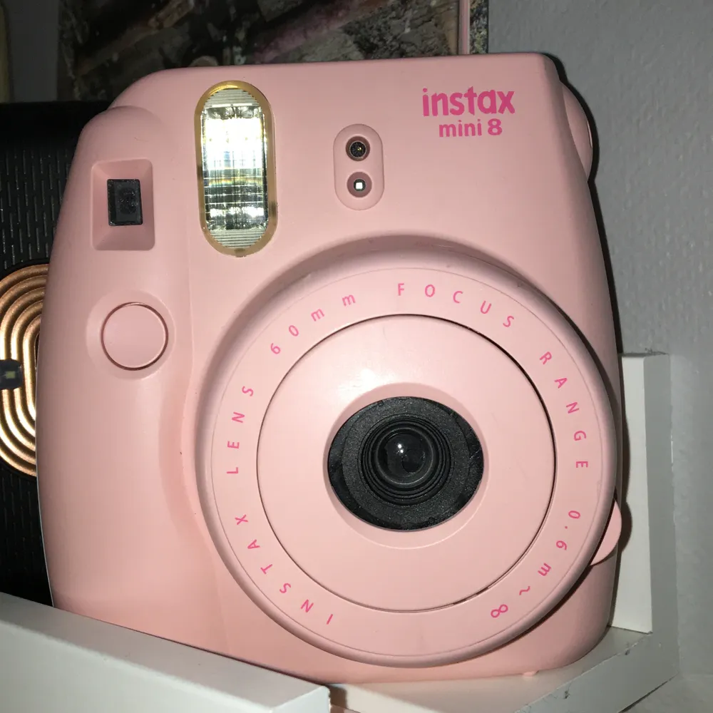 Säljer min 4 år gamla polaroidkamera som jag verkligen älskar men känner att jag vill ha en nyare modell. Köparen står för frakt. Skriv för mer info om kameran!. Övrigt.