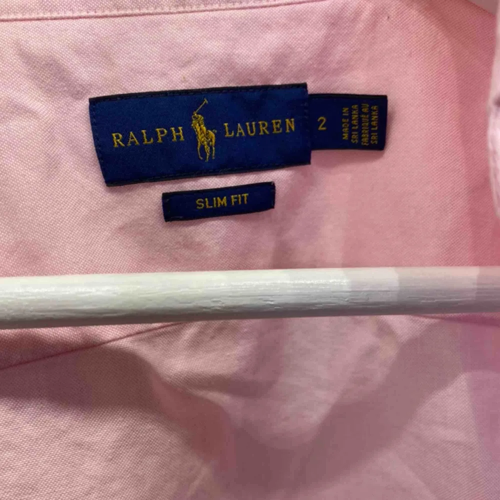 Rosa skjorta från ralph lauren, använd 1 gång inga slitningar, ny, köpt för 1200kr  . Skjortor.