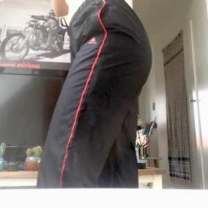 Adidas track pants  - Skitsnygga adidas trackpants med lite vida ben. Storlek 38