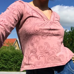Mönstrad topp - Urgullig topp med v-ringning och kortare ärmar. Frakt på 44 kr tilkommer💓