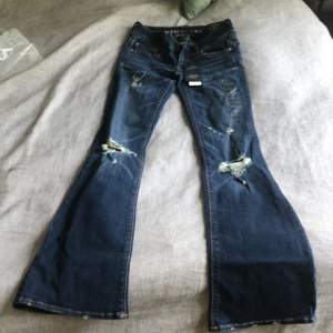 Mörkblåa slitna American Eagle jeans Flare och super stretch,  aldrig använda med lappen kvar!  