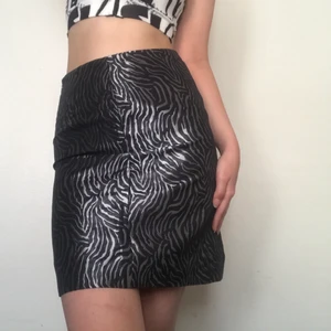 Kjol - En fin kjol från Warehouse i storlek XS! Bra skick. Köparen står för frakten men kan även mötas upp i Uppsala, Knivsta eller Sigtuna. Tveka inte att fråga mig om något! 